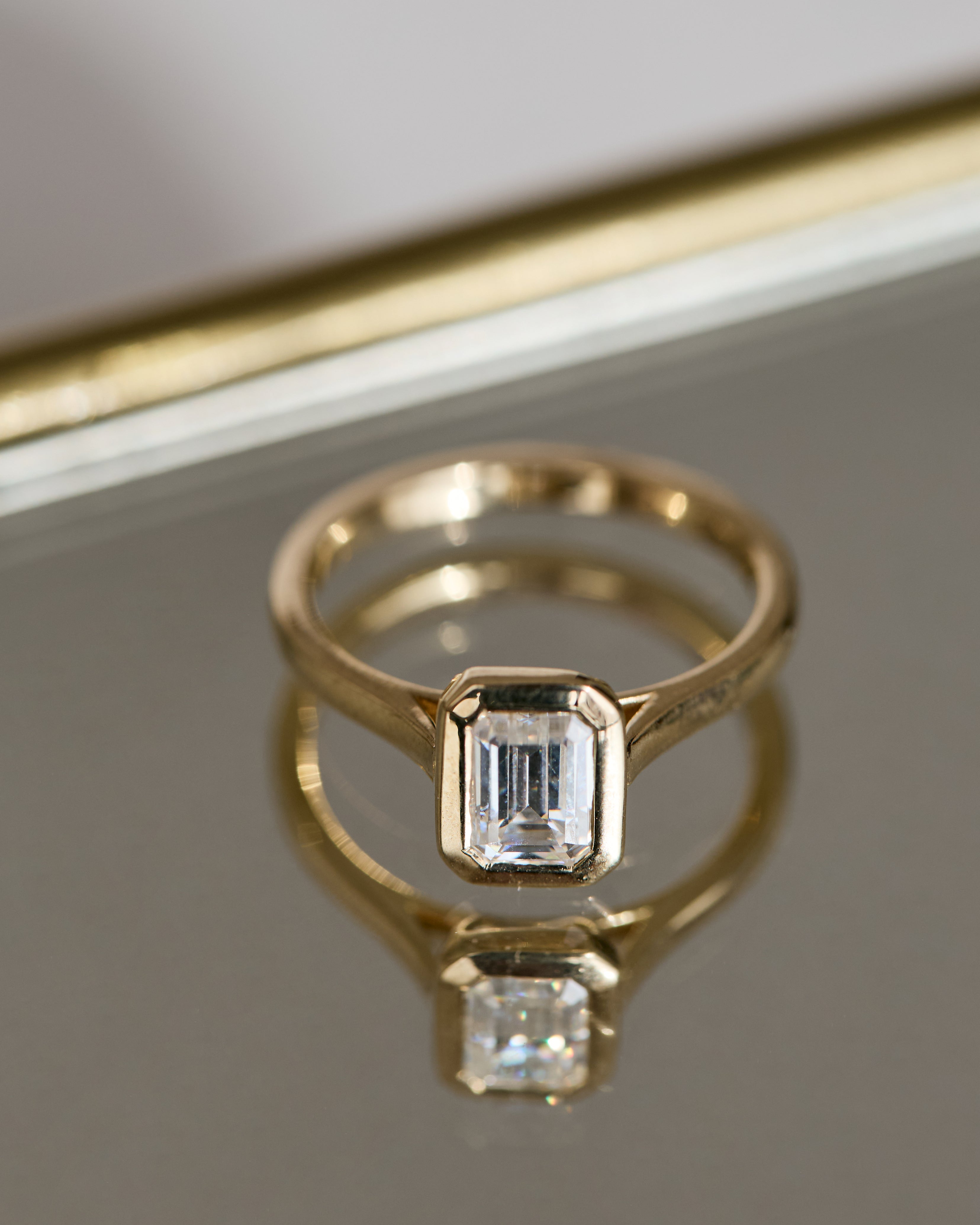 Mia - Floating Bezel Ring