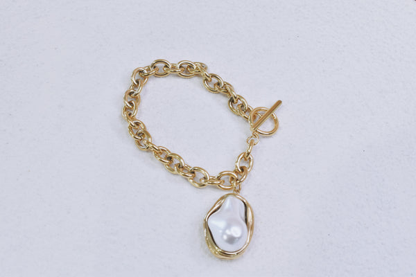 Toggle clasp pearl bracelet