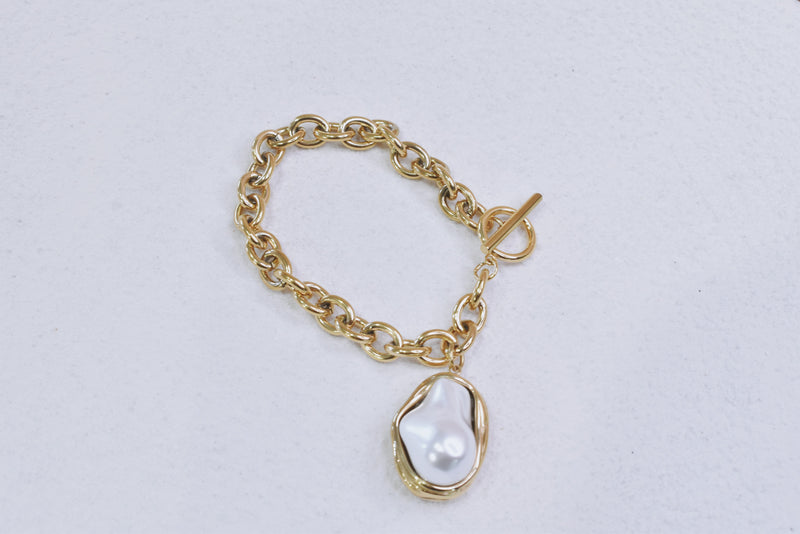 Toggle clasp pearl bracelet