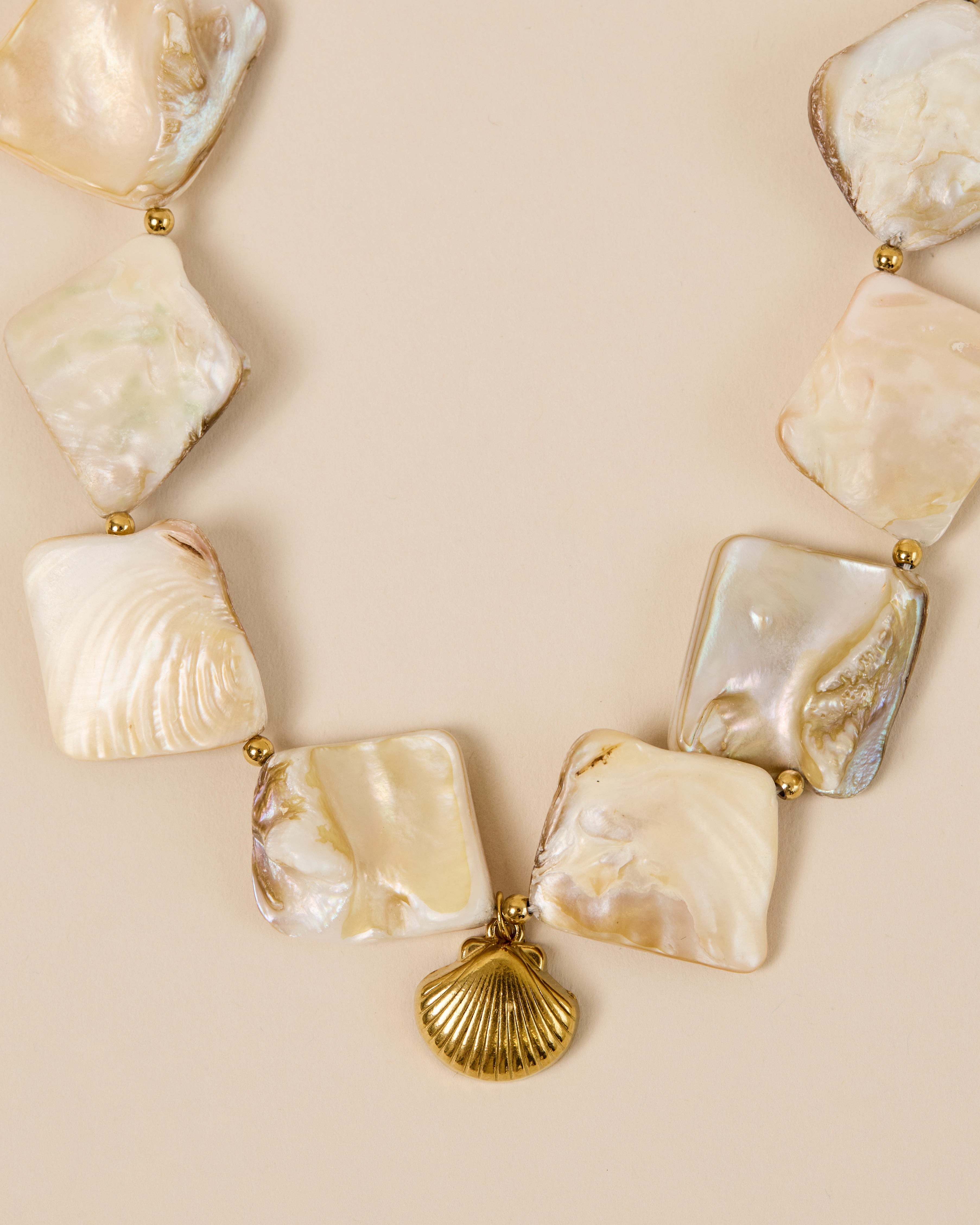 Statement Shell necklace