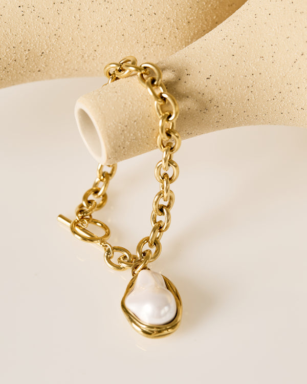 Toggle clasp pearl bracelet